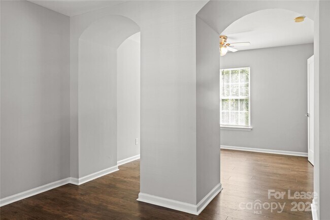 Building Photo - 717 Dawn Cir