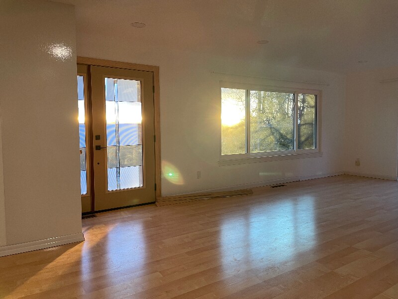 Building Photo - 129 126th St E