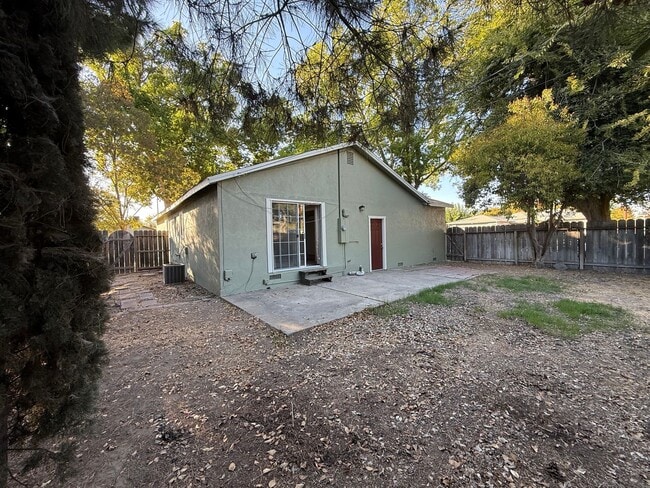 Building Photo - Recently updated single story home in Mode...