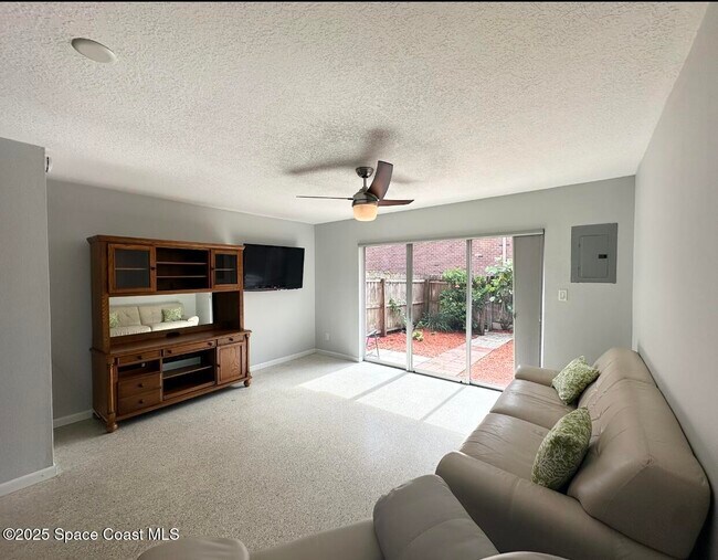 Building Photo - 112 E Colonial Ct