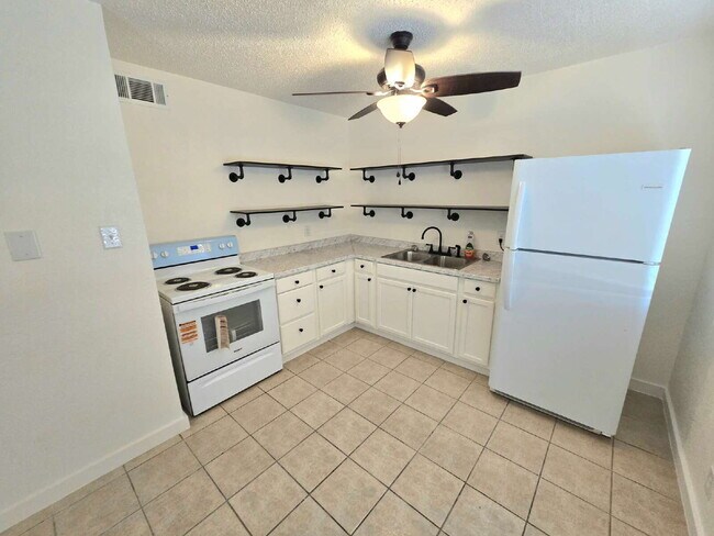 Building Photo - Stylish Comfort in a Freshly Remodeled Beauty