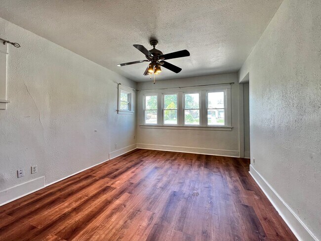 Building Photo - 8th2122 (CW-NB)