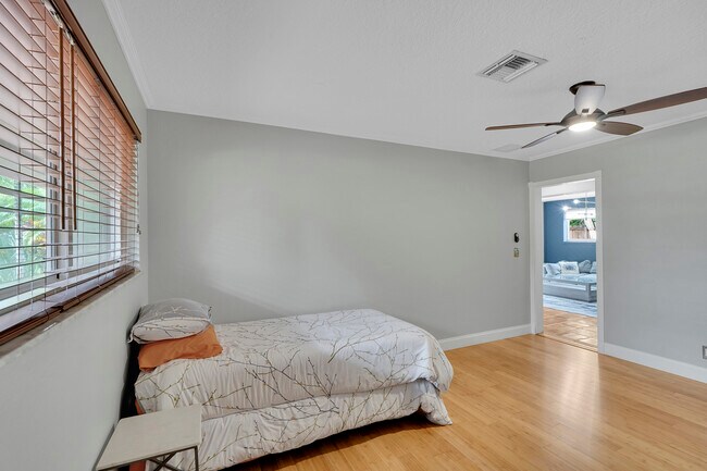 Building Photo - 1518 N Yale Dr
