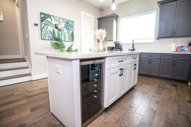 Building Photo - 1915 Kolfahl St