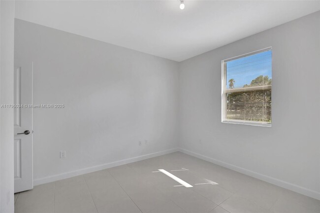 Building Photo - 817 SE 26th Rd