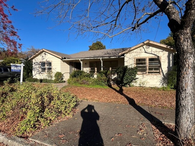 Building Photo - Spacious home with hardwood floors and large yard convenient to downtown Cloverdale!