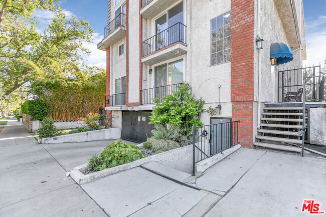 Building Photo - 815 N Las Palmas Ave
