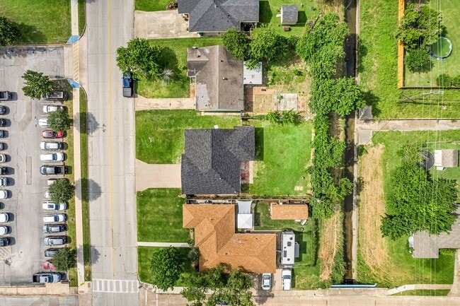 Building Photo - 404 Glenmore Dr