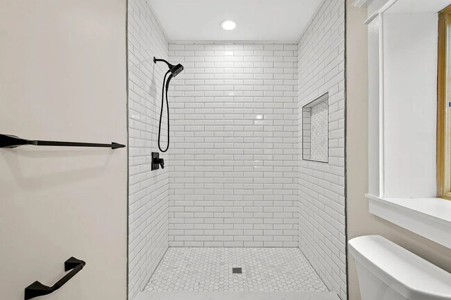 Building Photo - 5 Bed 5 Bath Single Family Home in Edgeworth