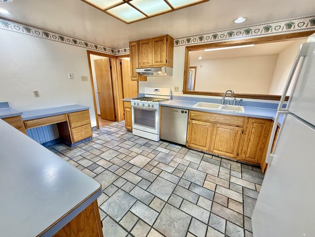 Building Photo - 252 Stoakes Ave