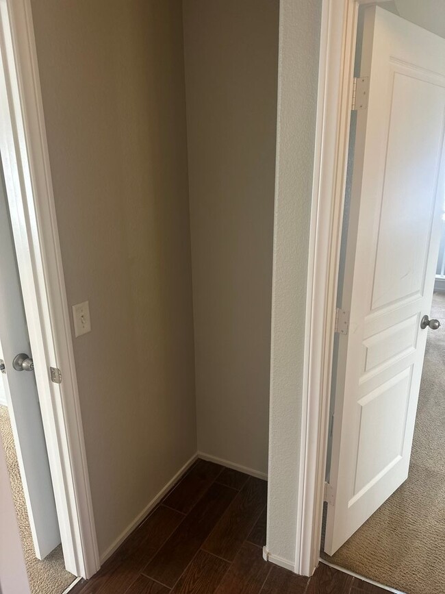 Building Photo - Henderson!!! Community: Cadence!! 4 Bedrooms!!! Bed & Full bath downstairs!! Loft/computer area u...