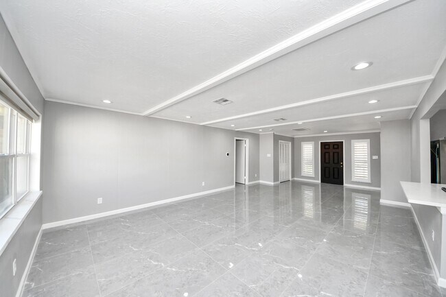 Building Photo - 9222 Sharpview Dr