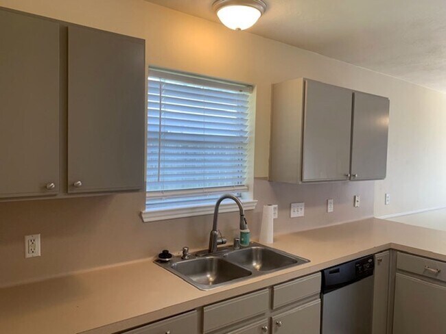Building Photo - What a Find! 4 Bedrooms!