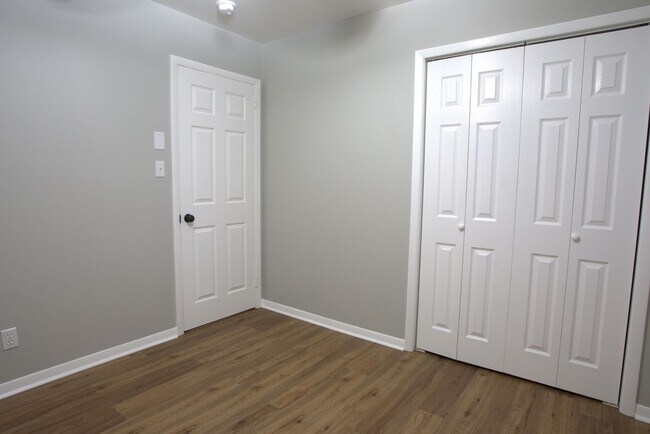 Building Photo - 3 Bedroom / 2 Bath Home for Rent – S Knox - Ideal for students. Lawn care included!