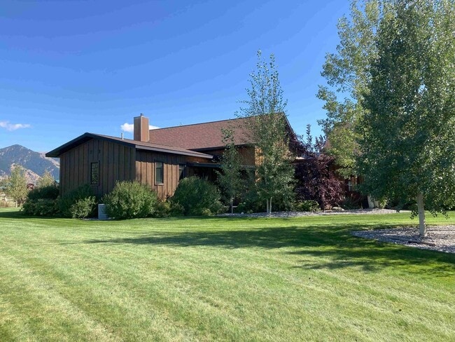 Building Photo - Stunner on Springhill