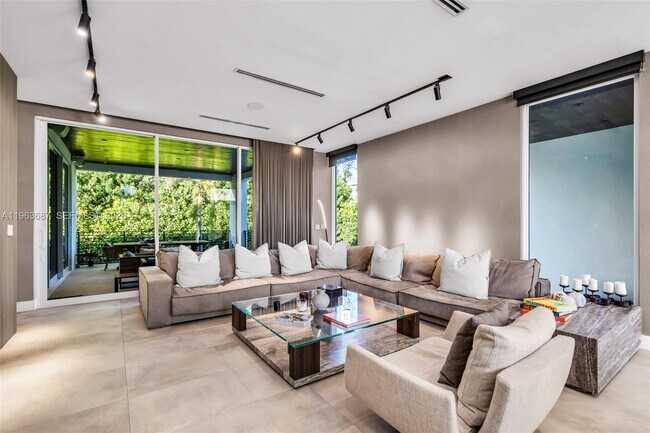 Building Photo - 285 W Mashta Dr