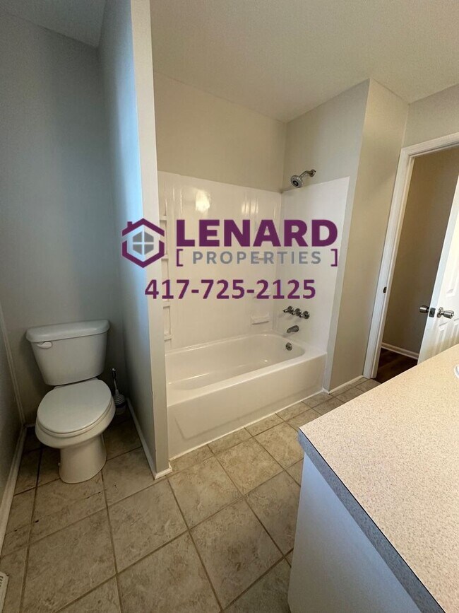 Building Photo - Spacious Home Ready For Move In!