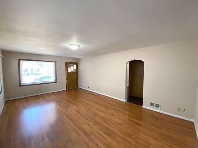 Building Photo - 2 Bedroom, 1 Bath Home for Rent in West Pe...
