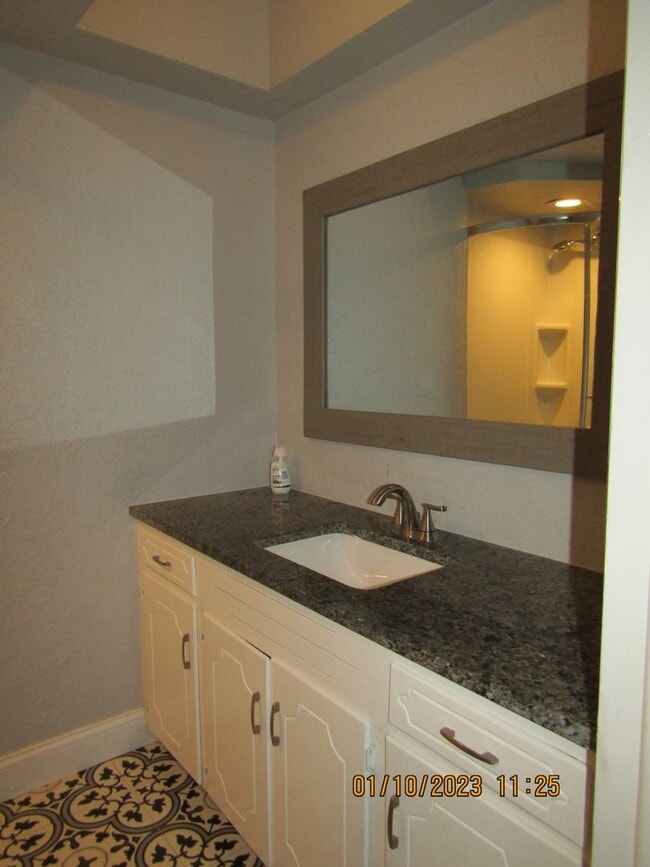 Building Photo - Great home located on the eastside, walking distance to MacArthur Schools.