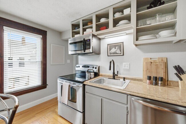 Building Photo - 65 S Elm St