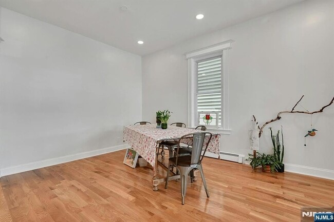 Building Photo - 158 Edgar St