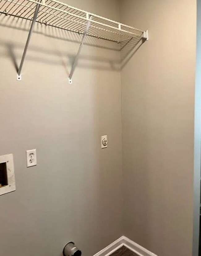 Building Photo - Cozy 3-Bedroom, with chain link fence and fireplace!
