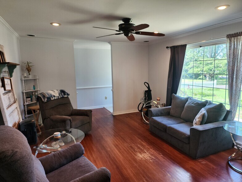 Building Photo - 8176 Surrey Ct