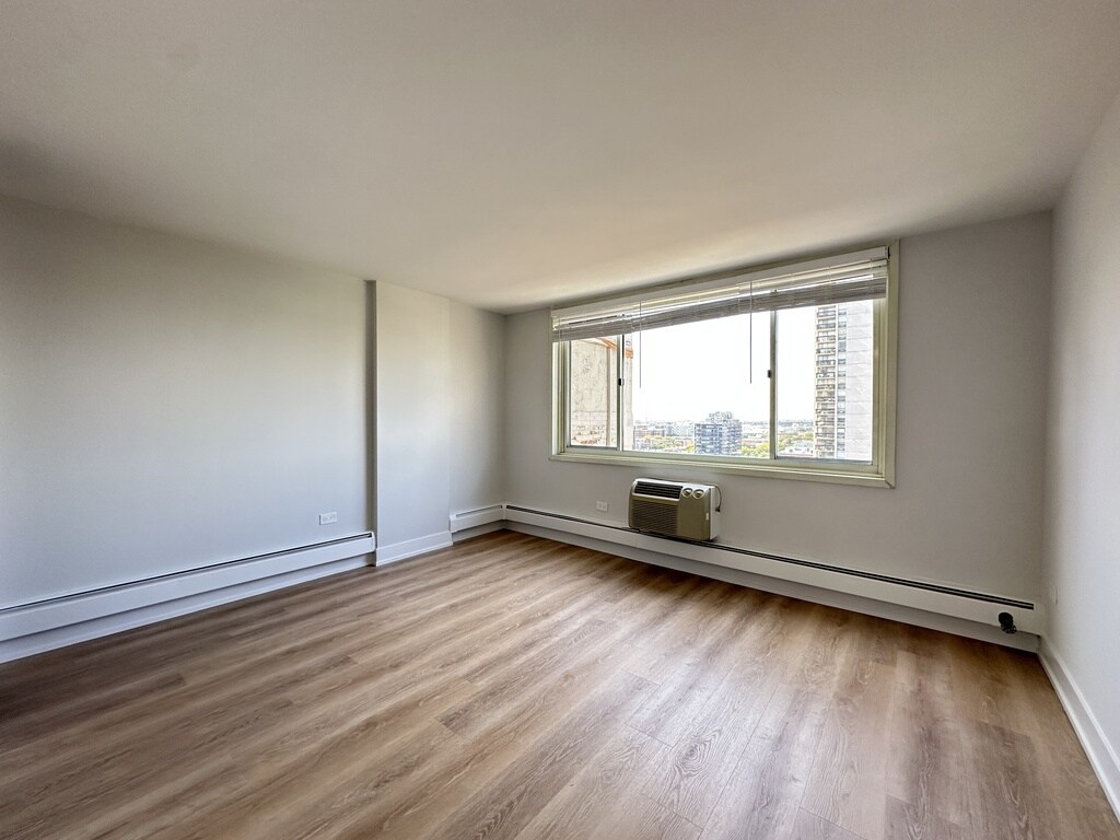 Building Photo - 1349 N Dearborn St