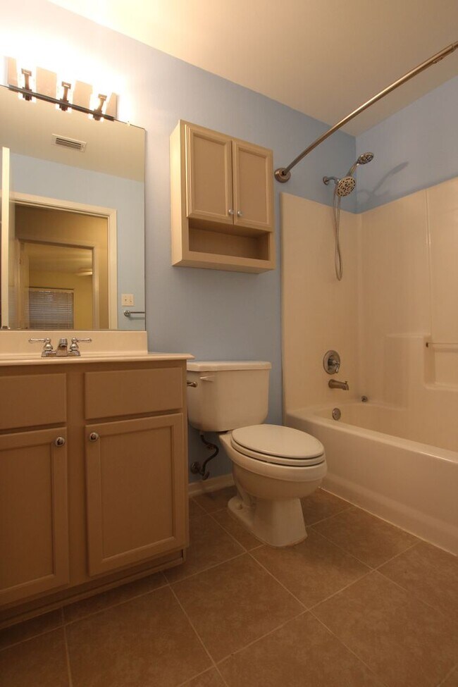 Building Photo - 408 Redbud Cir