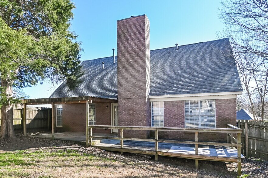 Building Photo - 1950 Pecan Ln N