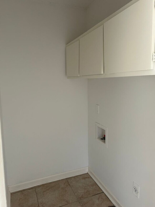 Building Photo - 4 BR 2 bath