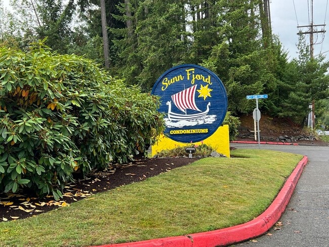 Building Photo - Affordable Top Floor Condo on Bus Route