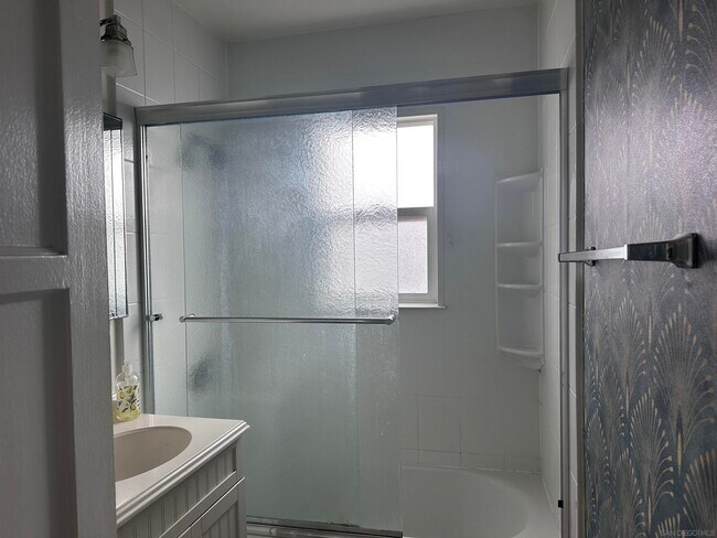 Building Photo - 1121 W Redwood St