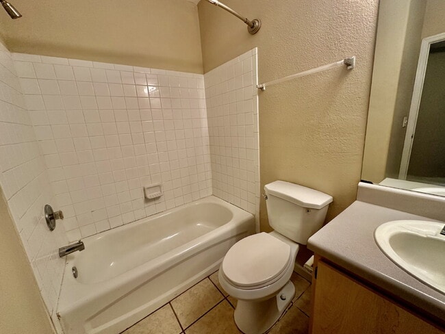 Building Photo - Spacious, One-Bedroom Condo In Plantation ...