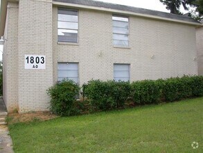Building Photo - 1803 Roman