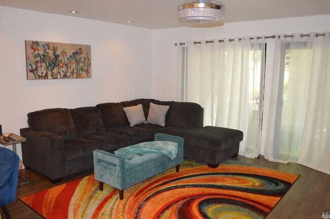 Building Photo - 2BD Ground Floor Condo in Gated Gardens Po...