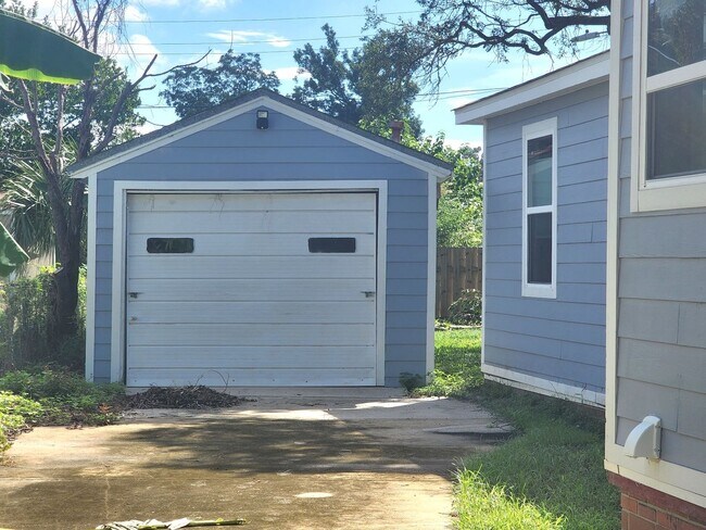 Building Photo - Completely Remodeled Navy Point 3 Bedroom, 2 Bath Cottage! Close to the Water!!