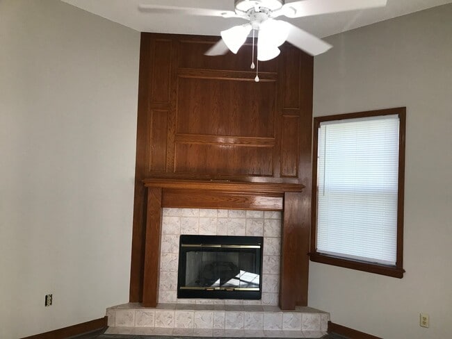 Building Photo - {1601} Spacious Duplex + Two Car Garage + Finished Basement + Fort Osage School District