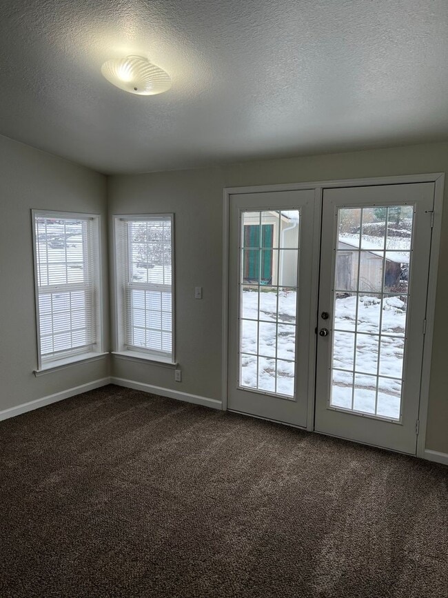 Building Photo - Lovely 3 bedroom home on property
