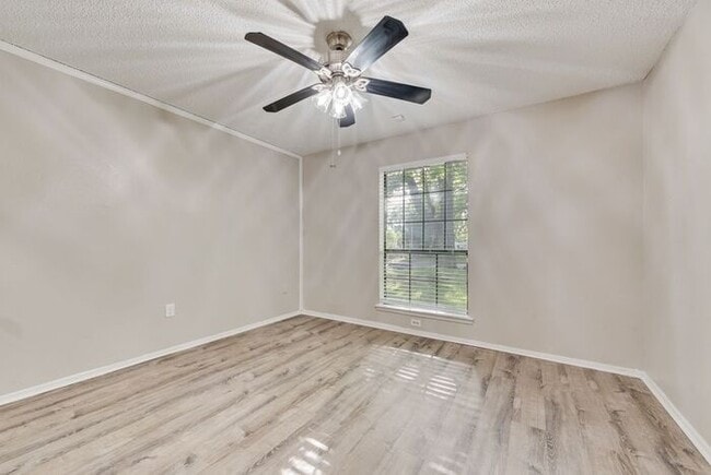 Building Photo - Quiet & Bright Home in Irving