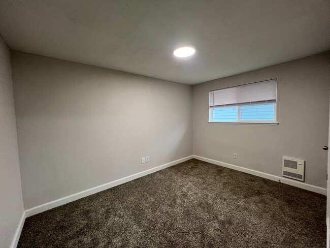 Building Photo - Freshly Remodeled 3 bedroom!