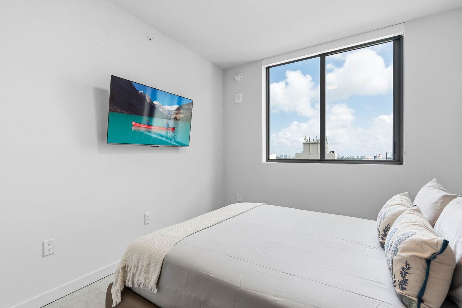 Building Photo - 121 NE 5th St