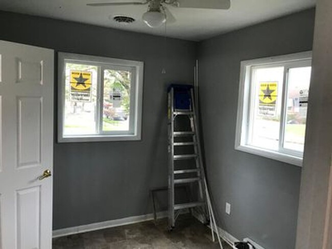 Building Photo - Cozy 3 bed 1.5 bath with Backyard