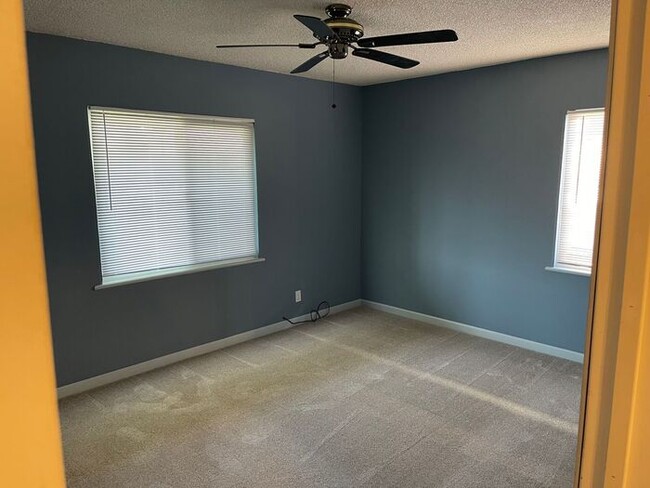 Building Photo - 3 bedrooms, 1 baths, 2 car garage and larg...