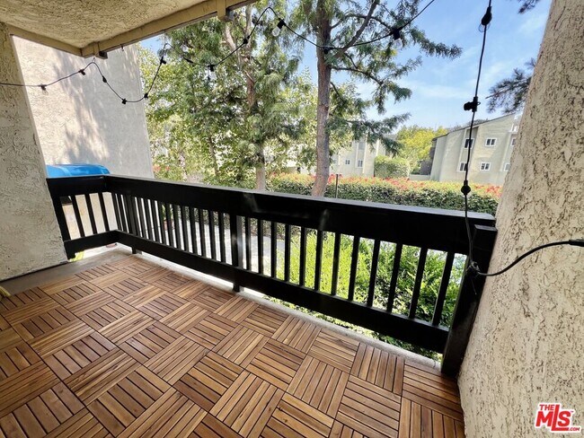 Building Photo - 2209 Summertime Ln