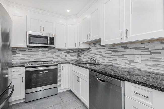 Building Photo - 174 Ashford Ave