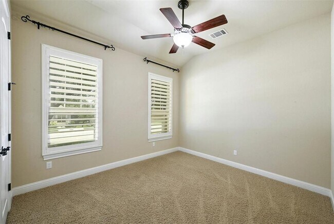 Building Photo - 211 Lake Como Dr