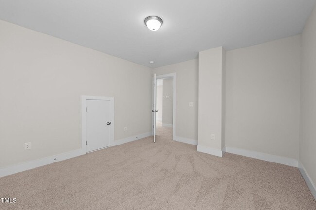 Building Photo - Deluxe 3 Bedroom End Unit Townhome - Avail...