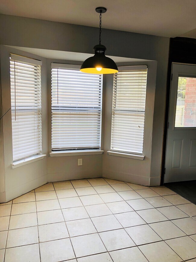 Building Photo - 5915 Cedar Ridge Dr