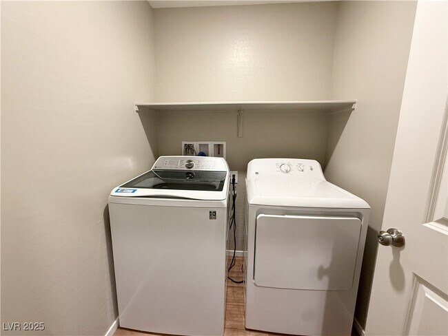 Building Photo - 525 Mossy Cup St